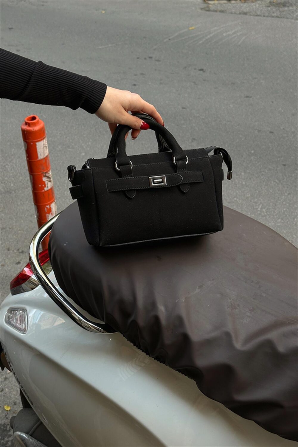 Buch Suede Black